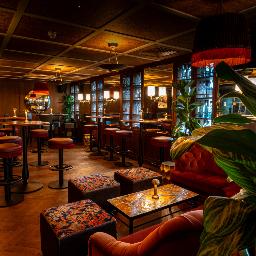 Bar rea seating in Hovarda Canary Wharf