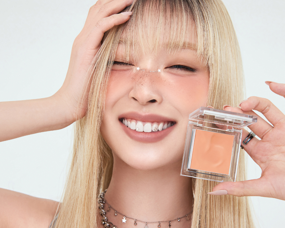 girl holding makeup